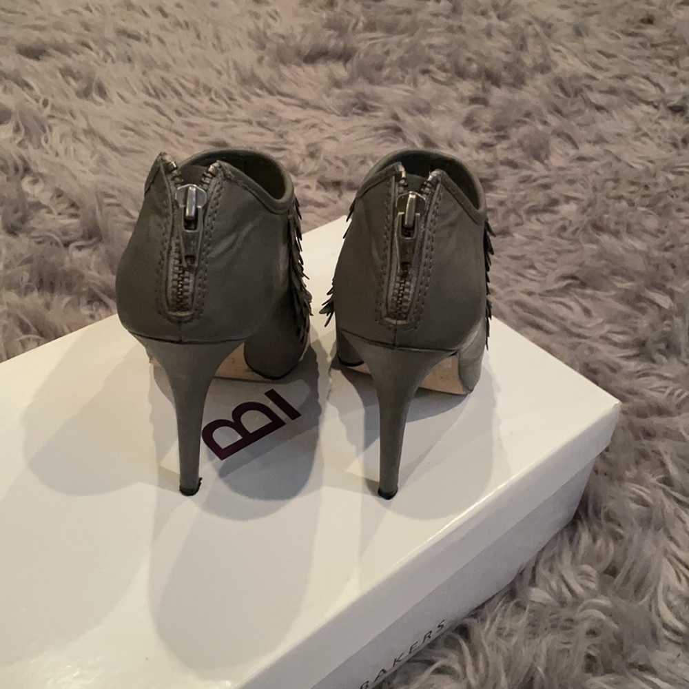 Grey Ruffles heels - Picture 2 of 3